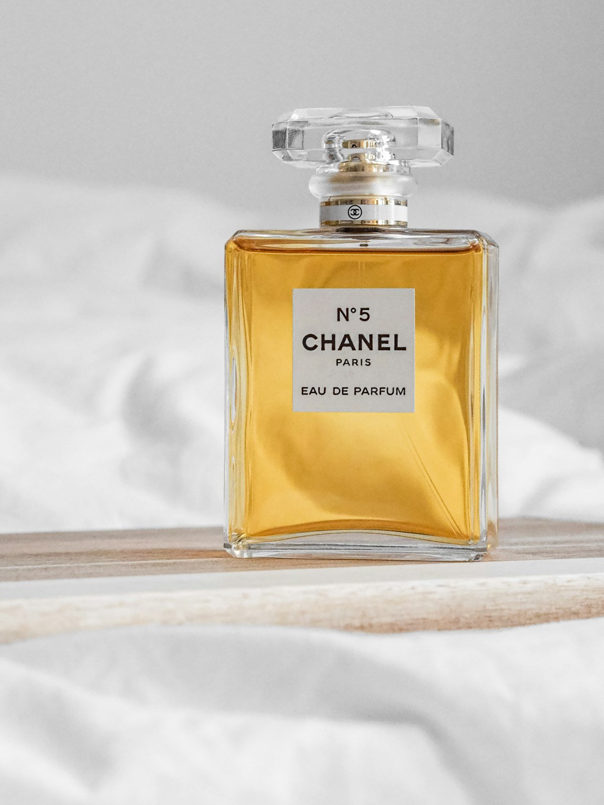 عطر نسائي أنيق — Selune